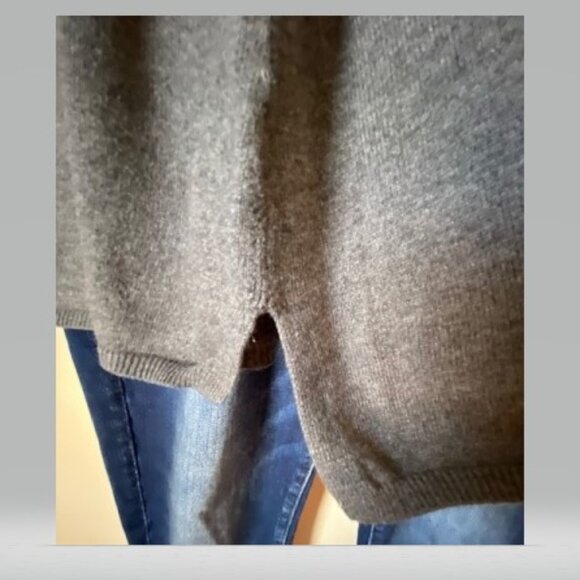 Old Navy Grey V-Neck Lightweight Sweater - Picture 3 of 3